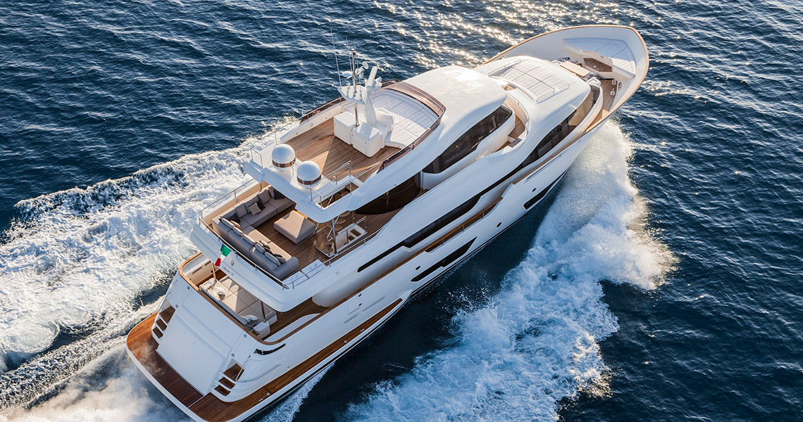 Yachts middle east - ferretti - custom line - navetta 28